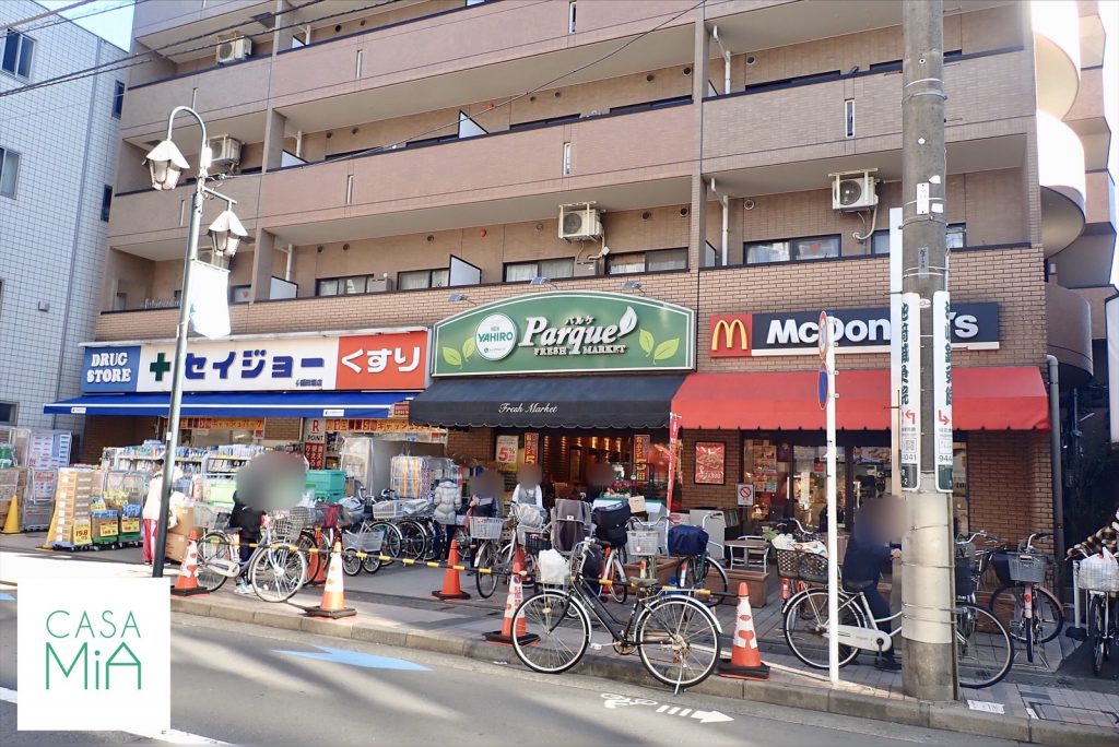 ドラッグストア、スーパー、マクドナルドが並んだ稲田堤駅近くの商店街