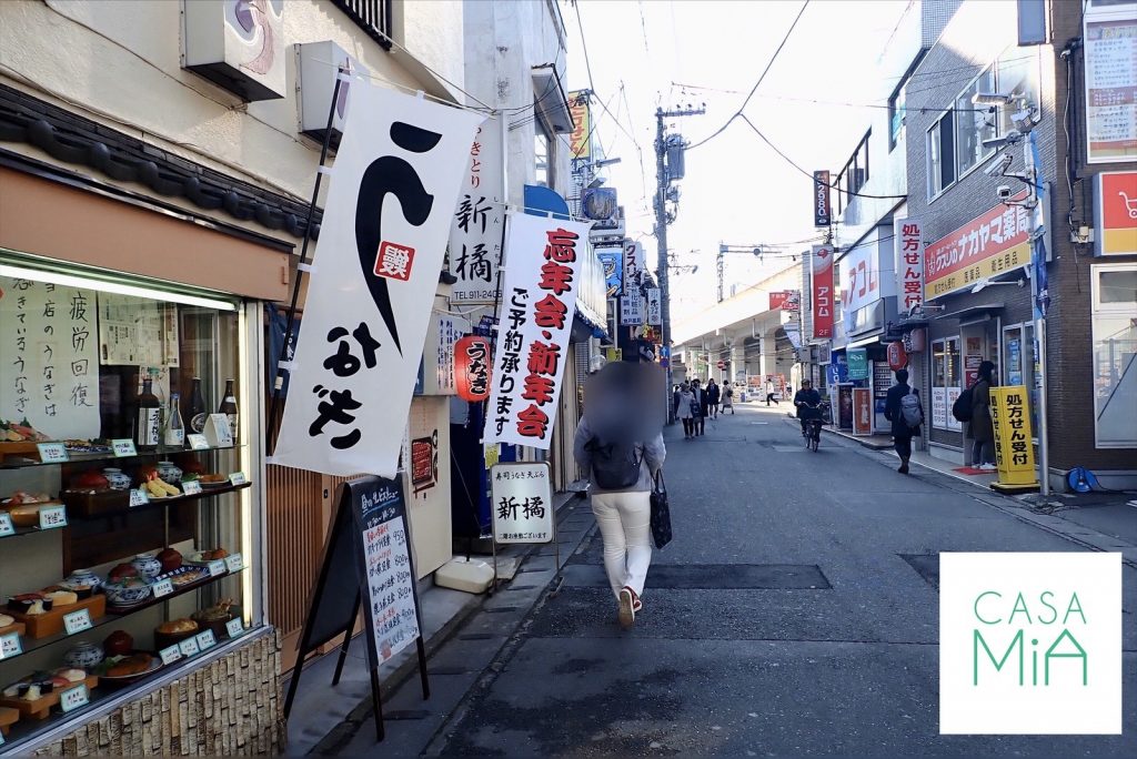 数軒の飲食店が立ち並ぶ、小田急線登戸駅近くにある商店街