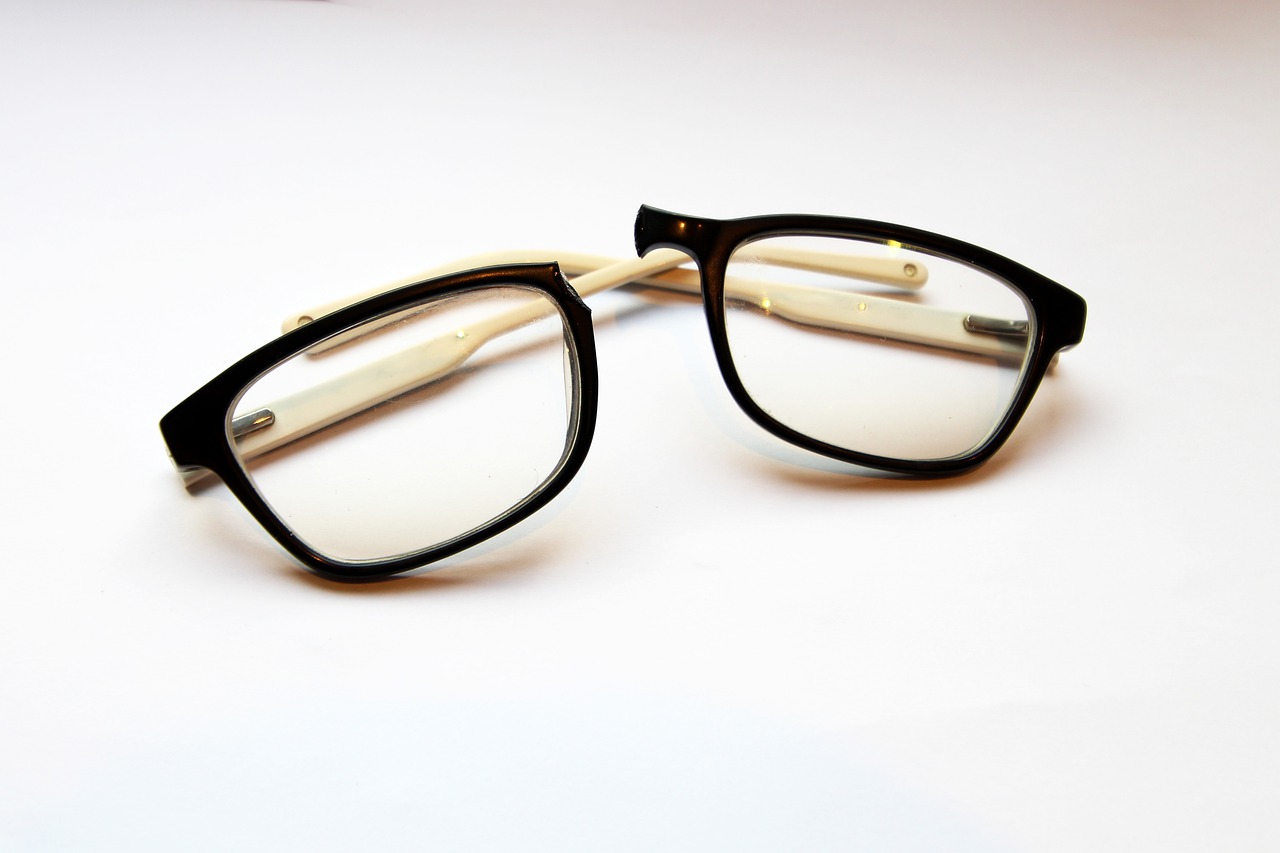 眼鏡が壊れた 自分でできる ベストな応急処置方法を眼鏡士が解説 カーサミア
